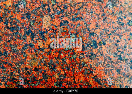 Hoch poliertem Granittextur. Rote Sockel mit schwarzen und grauen Flecken. Stockfoto
