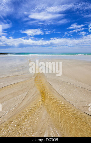 Wellen im Sand, Sisters Beach, Tasmanien, Australien Stockfoto