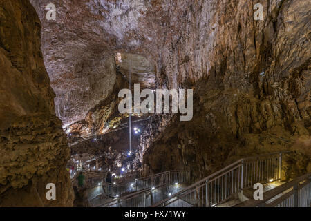 Grotta Gigante, Tropfsteinhöhle, größte Schauhöhle der Welt, zwei geodätische Pendel für die Erforschung der Erde Gezeiten in der Mitte Stockfoto