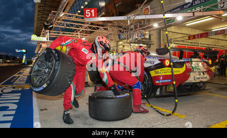 Pit Stop des Ferrari 458 Italia von AF Corse, ITA, mit den Fahrern Giammaria Bruni, ITA, Toni Vilander, FIN Stockfoto