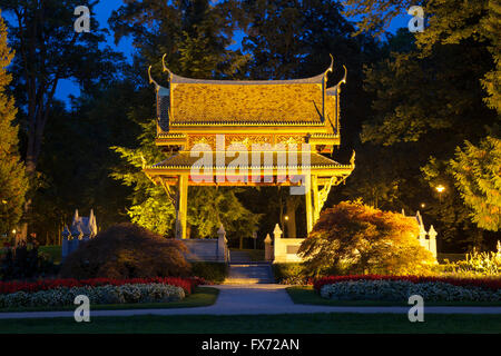 Sala-Thai im Park, Tempel, Park in der Dämmerung, Bad Homburg Vor der Höhe, Hessen, Deutschland Stockfoto