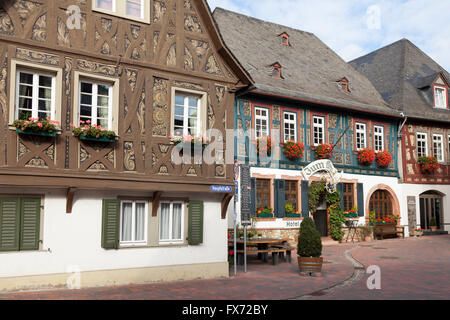 Fachwerkhäuser in Hattenheim, Eltville am Rhein, Rheingau, Hessen, Deutschland Stockfoto