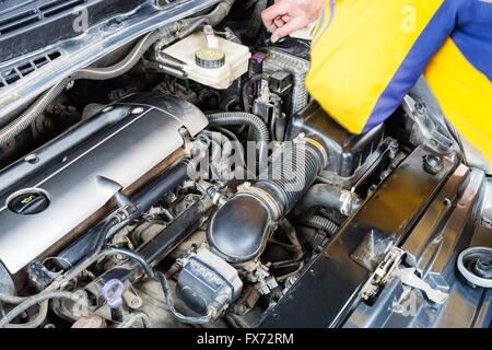 Reparatur-Automotor hautnah in garage Stockfoto