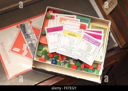 Monopoly Brettspiel und alten Satz aus den 1930er Jahren für den Verkauf in einem Antiquitätengeschäft Stockfoto