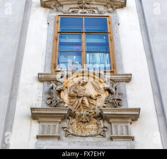 Alte Stadtarchitektur in Graz, Steiermark, Österreich. Jungfrau Maria Basrelief an der Fassade. Stockfoto