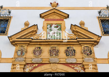 Antiken Basrelief mit Wappen auf Mauerbau in Graz, Österreich Stockfoto