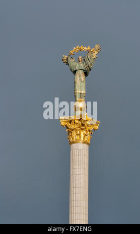 Unabhängigkeits-Denkmal in Kiew Innenstadt gegen Gewitterhimmel, Hauptstadt der Ukraine. Dies ist eine Statue des Engels von Kupfer und Gold gemacht Stockfoto