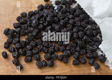 Getrocknete Aronia auf einem Holztisch Stockfoto