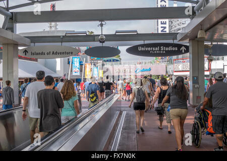 Menschen nähern sich der Stadtspaziergang im Universal Orlando Resort vom Parkhaus Stockfoto