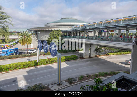 Menschen, die zu Fuß über die Fußgängerbrücke aus dem Parkplatz Garage in Universal Studios Orlando Florida Stockfoto