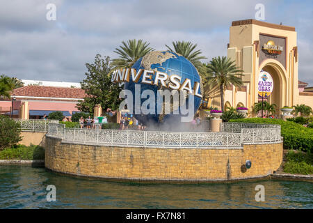 Die berühmten Universal Studios-Globus-Logo vor dem Haupteingang zum Themenpark Universal Studios Orlando Florida Stockfoto