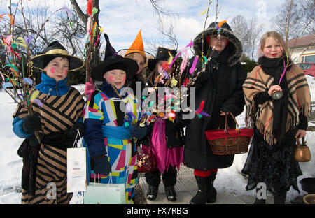 Kinder als Hexen verkleidet in Ostern, Finnland Stockfoto