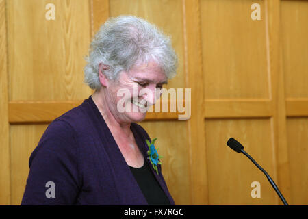 Ein neues Porträt von führenden irischen Literaturkritiker Professor Edna Longley, gefeierten Antrim lebenden Künstlers Jeffrey Morgan ist Mittwoch, 11. Januar 2012 auf Queenís Universität Belfast, vorgestellt. Über eine lange Lehre und wissenschaftliche Laufbahn verbrachte fast vollständig an Queenís hatte Professor Longley einen riesigen und förderlichen Einfluss auf die literarische Kultur von Nordirland. Ihre kritischen Arbeiten umfassen Poesie in den Kriegen, Louis MacNeice: A Study, The Living Stream: Literatur und Revisionismus in Irland, die Poesie und die Nachwelt (2000), und sie ist Herausgeberin von Edward Thomas: The Annotated gesammelten Gedichte Stockfoto