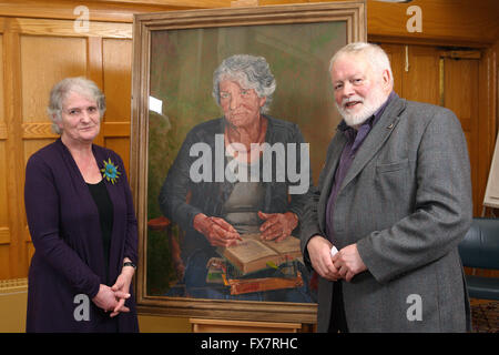 Ein neues Porträt von führenden irischen Literaturkritiker Professor Edna Longley, gefeierten Antrim lebenden Künstlers Jeffrey Morgan ist Mittwoch, 11. Januar 2012 auf Queenís Universität Belfast, vorgestellt. Über eine lange Lehre und wissenschaftliche Laufbahn verbrachte fast vollständig an Queenís hatte Professor Longley einen riesigen und förderlichen Einfluss auf die literarische Kultur von Nordirland. Ihre kritischen Arbeiten umfassen Poesie in den Kriegen, Louis MacNeice: A Study, The Living Stream: Literatur und Revisionismus in Irland, die Poesie und die Nachwelt (2000), und sie ist Herausgeberin von Edward Thomas: The Annotated gesammelten Gedichte Stockfoto