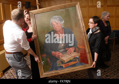 Ein neues Porträt von führenden irischen Literaturkritiker Professor Edna Longley, gefeierten Antrim lebenden Künstlers Jeffrey Morgan ist Mittwoch, 11. Januar 2012 auf Queenís Universität Belfast, vorgestellt. Über eine lange Lehre und wissenschaftliche Laufbahn verbrachte fast vollständig an Queenís hatte Professor Longley einen riesigen und förderlichen Einfluss auf die literarische Kultur von Nordirland. Ihre kritischen Arbeiten umfassen Poesie in den Kriegen, Louis MacNeice: A Study, The Living Stream: Literatur und Revisionismus in Irland, die Poesie und die Nachwelt (2000), und sie ist Herausgeberin von Edward Thomas: The Annotated gesammelten Gedichte Stockfoto