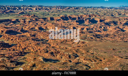 Allgemeiner Blick auf den Canyonlands-Nationalpark vom Needles Overlook im Bears Ears National Monument, Utah, USA Stockfoto
