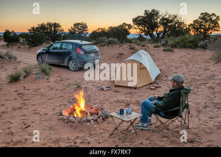 Wohnwagen auf Campingplatz bei Sonnenuntergang in der Nähe von Alternativsäge Punkt auf Cedar Mesa, Utah, USA Stockfoto