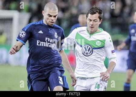 Pépé le und Marcel Schäfer in Aktion während der Liga-Meister Wolfsburg match - Real Madrid Stockfoto