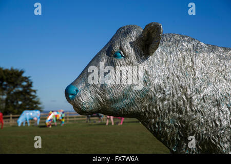 Die Herde, eine Sammlung von bemalten Kühe auf der Tapnall Farm in der Nähe von Yarmouth auf der Isle Of Wight. Stockfoto