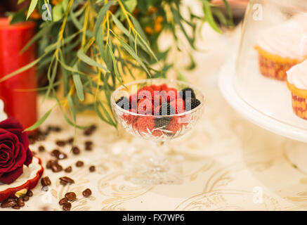 Schwarz und rot Beere geformte Süßigkeiten Stockfoto
