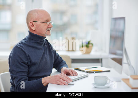 Mann vor computer Stockfoto