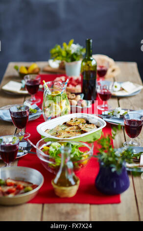 Abendessen am Tisch Stockfoto