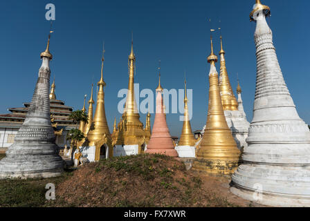 Stupas im Kloster in Ywama Dorf von Inle-See, Birma (Myanmar) Stockfoto