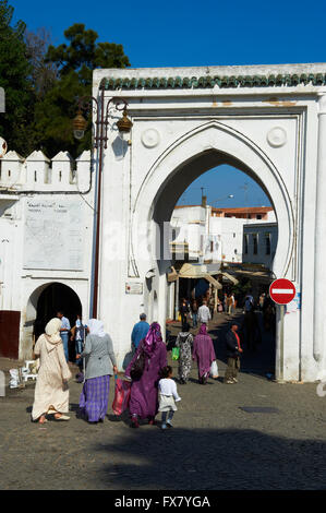 Marokko, Tanger Medina, Grand Socco-Platz oder 9. April 1947 Quadrat, Tür "Bab el Fahs" der alten Stadt (Medina) Stockfoto