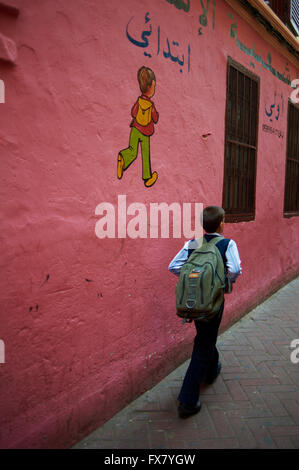 Marokko, Tanger Schulkind Medina Stockfoto