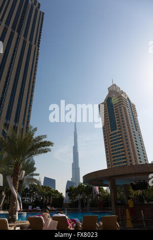 Der Burj Khalifa gesehen aus dem Pool-Deck im Shangri La Hotel Dubai Stockfoto