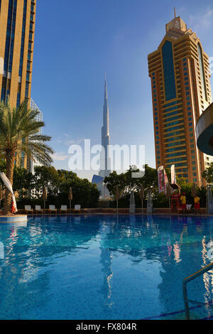 Der Burj Khalifa gesehen aus dem Pool-Deck im Shangri La Hotel Dubai Stockfoto