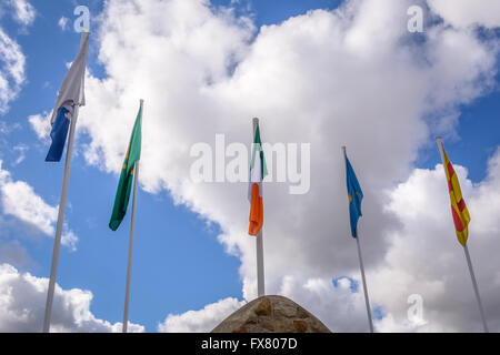 Die irische Trikolore und 4 Flaggen der einzelnen Provinzen fliegt von Milltown Irish Republican Denkmal Grabstelle in Belfast Stockfoto