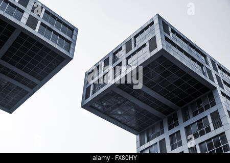 Abstrakte moderne Architektur Fragment, blau getönten Foto Stockfoto