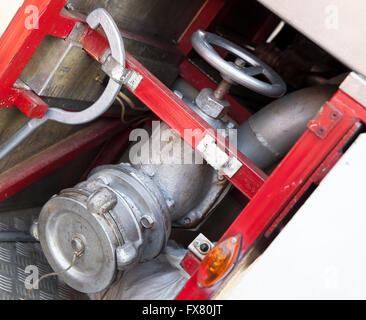Feuerwehrbedarf auf rote Feuerwehrauto. Wasser Hydrant Nahaufnahme Foto mit selektiven Fokus Stockfoto