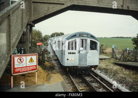 Archiv-Bild 3-Auto 1962 Lager Zug Ankunft an North Weald Station an der Central Line, London Underground, Essex England im Oktober 1989, 1994 geschlossen, jetzt Sitz der Epping Ongar Railway Heritage-Linie Stockfoto