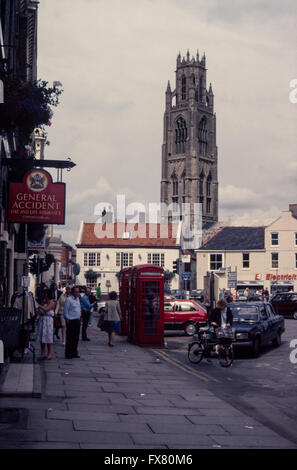 Archiv-Bild der breiten Bargate Marktplatz, Boston, Lincolnshire, England, 12. August 1987, St. Botolph Kirche (Boston Stump). Siehe auch FX80M9 FX80M5 FX80M7 Archiv Stockfoto