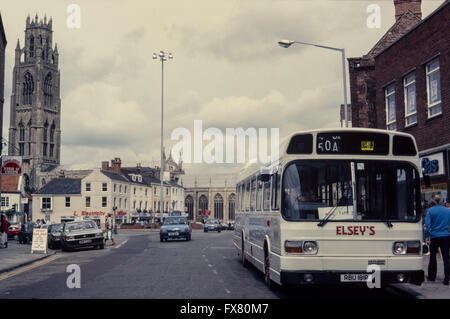 Archiv-Bild der breiten Bargate Marktplatz, Boston, Lincolnshire, England, 12. August 1987, St. Botolph Kirche (Boston Stump) mit weißen Leyland National Mark 2 Trainer. Siehe auch FX80M9 FX80M5 FX80M6. Archivierung Stockfoto