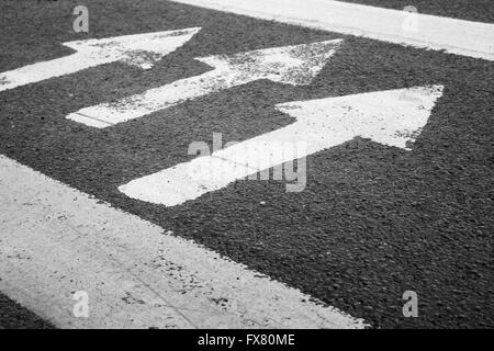 Fußgängerüberweg Straße Kennzeichnung mit weißen Pfeile und Linien auf städtischen Asphalt Straße Stockfoto