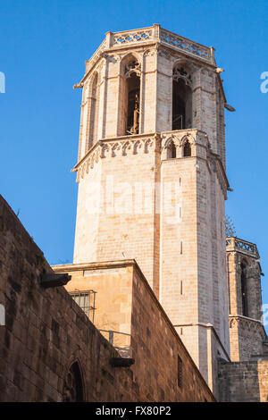 Glockenturm mit Treppenturm über der Tür des Heiligen Ivo. Barcelona Kathedrale, Spanien Stockfoto