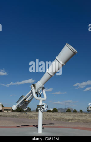Weiße große Teleskop am outdoor für Himmelsobservatorium Stockfoto