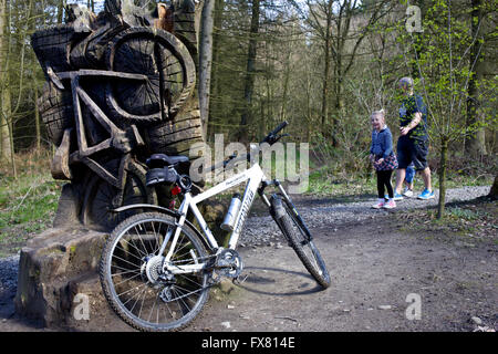 Modellierte Zyklus Bank in Chevin Country Park, Otley, Nr Leeds Stockfoto