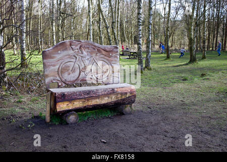 Modellierte Zyklus Bank in Chevin Country Park, Otley, Nr Leeds Stockfoto