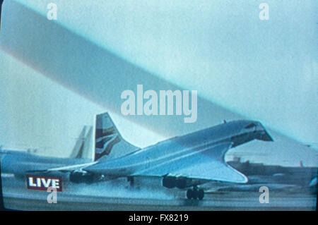 Archivbild des letzten Einnahmeflugs von British Airways BAC/Aerospatiale Concorde, G-BOAG, Speedbird 002 Landung in London Heathrow, aufgenommen vom Fernsehbildschirm, BBC Außenübertragung 24.. Oktober 2003. BBC Außenübertragung präsentiert von Raymond Baxter. Jetzt im Museum of Flight, Seattle Stockfoto