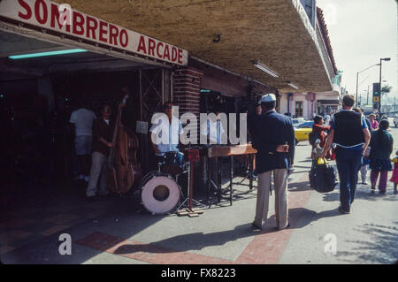 Archiv Bild der Straße Band außerhalb eine Einkaufspassage in Tijuana, Mexiko, 1987 Stockfoto