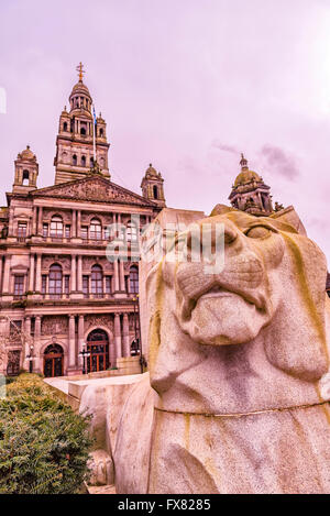 Das Kriegerdenkmal Cenotaph vor der City Chambers in George Square, Glasgow, Schottland Stockfoto