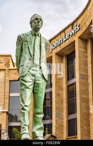 Die Statue von Donald Dewar, die außerhalb der Glasgow Royal Concert Hall in Buchannan Street steht Stockfoto
