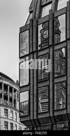 Pfarrkirche St. Georges Tron reflektiert auf die Fenster von einem nahe gelegenen Bürogebäude in Glasgow, Schottland Stockfoto