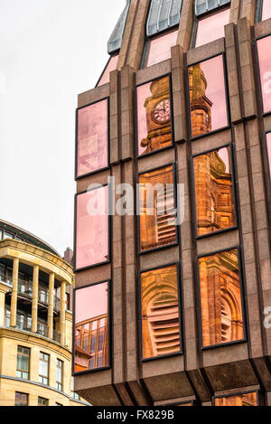 Pfarrkirche St. Georges Tron reflektiert auf die Fenster von einem nahe gelegenen Bürogebäude in Glasgow, Schottland Stockfoto