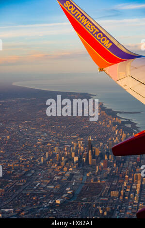 Luftbild mit Wolken und Flugzeugflügel über Chicago, Illinios Stockfoto