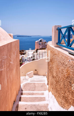 Typische Gasse von Oia auf der griechischen Insel Santorin. Stockfoto